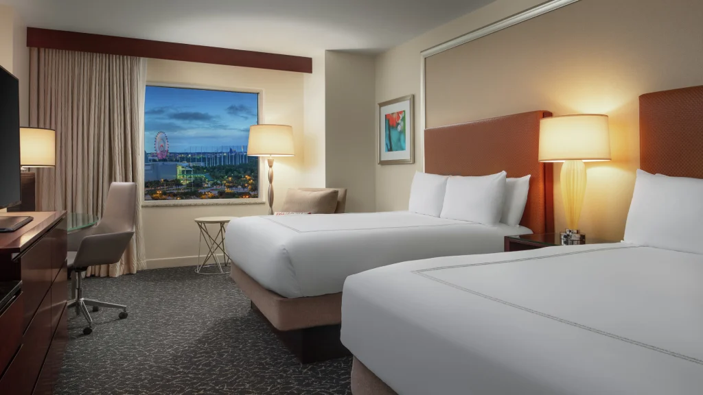 Hilton Orlando_Accommodations_Double Queen Orlando View Night_Benson 2019